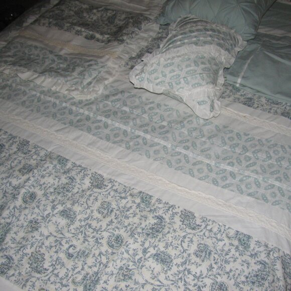 QUEEN SIZE DUVET COVER WITH 2 QN. SHAMS, 2 DECOR PILLOWS AND 2 SQ. PILLOW SHAMS - Picture 2 of 12